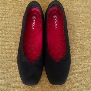 VIVAIA Women's Square Tor Margot V-cut Black and Red Flats